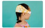 ילדה עם סרט ראש בדוגמת פרחים מצהיב