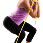 אישה מאמנת עם גומיות כושר