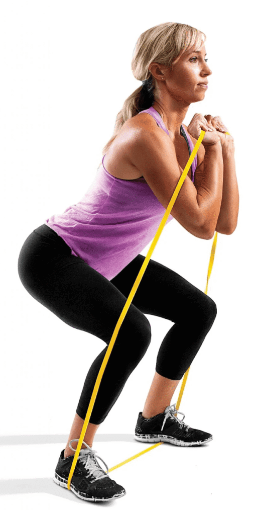 אישה מאמנת עם גומיות כושר