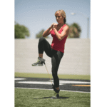 אישה מאמנת עם רצועת צעדים מקצועית