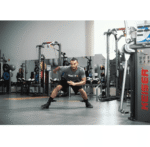 איש מאמן עם רצועת צעדים מקצועית בחדר כושר