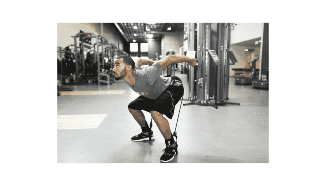 איש קופץ עם חגורת מותן לאימון לכוח מתפרץ וניתור