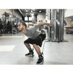 איש קופץ עם חגורת מותן לאימון לכוח מתפרץ וניתור