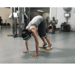 אישה מאמנת בחדר כושר עם דיסקיות החלקה