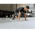 איש מאמן בחדר כושר דיסקיות החלקה