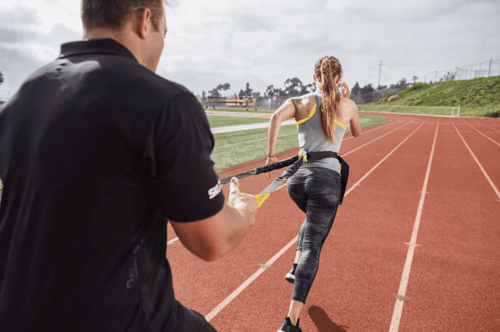 אישה מאמנת עם רצועת האצה