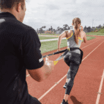 אישה מאמנת עם רצועת האצה