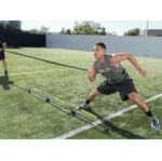 איש מאמן במגרש עם רצועת התנגדות אלסטית