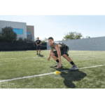 איש מאמן במגרש עם רצועת התנגדות אלסטית