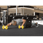 איש מאמן עם גלגיליות אימון כוח