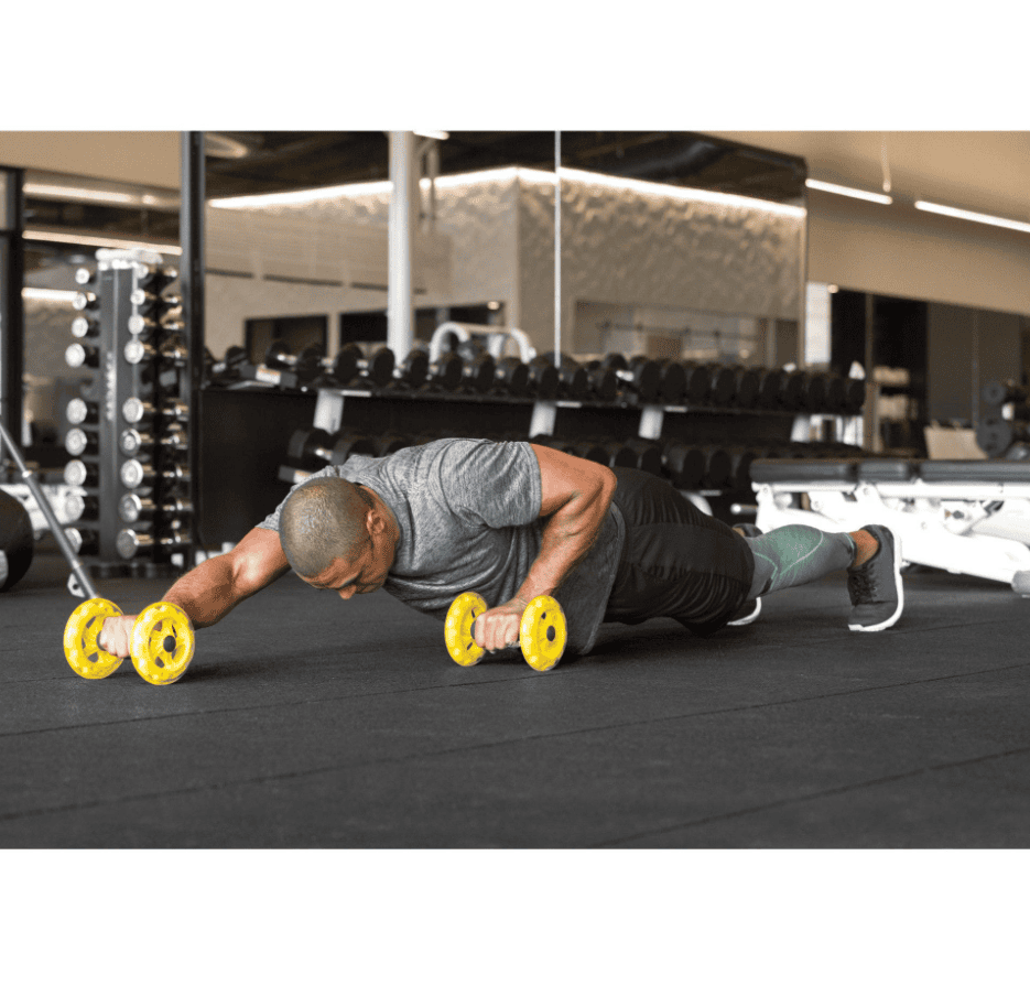 איש מאמן עם גלגיליות אימון כוח