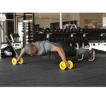 איש מאמן בחדר כושר עם גלגיליות אימון כוח