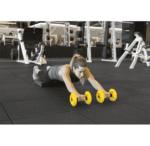 אישה מאמנת עם זוג גלגיליות אימון כוח