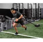 אימון חדר כושר עם מזחלת כח מותנית