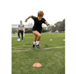 מאמנת במגרש עם סולם צבעים עגול