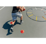 מאמן במגרש כדור סל עם סולם צבעים עגול