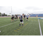 איש מאמן במגרש עם סולם זריזות