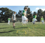 אימון ילדים במגרש עם משוכות