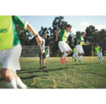 אימון בני נוער במגרש עם משוכות