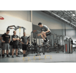 אימון קפיצה בחדר כושר עם משוכות