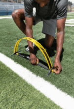 איש מתקין מאמן עם משוכות אימון