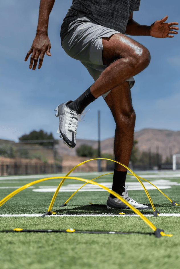 איש מאמן עם משוכות אימון