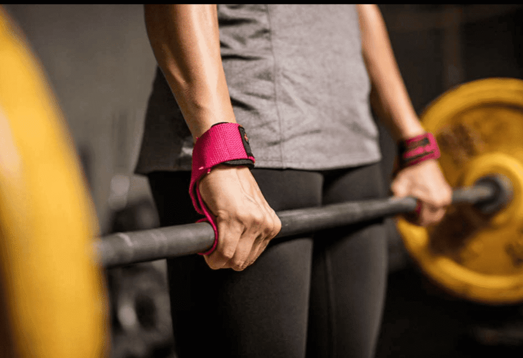 אישה מרימה משקלות עם רצועות הרמה כותנה לנשים