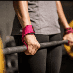 אישה מרימה משקלות עם רצועות הרמה כותנה לנשים