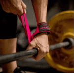 אישה מרימה משקלות עם רצועות הרמה כותנה לנשים