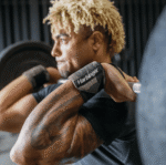 איש מרים משקולות עם רצועות ליפוף מפרק היד