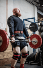 איש מרים משקולות עם רצועות ליפוף מפרק היד