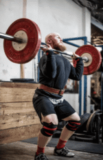 איש מרים משקולות עם רצועות ליפוף מפרק היד