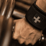 יד עם רצועה תמיכה לשורש כף היד