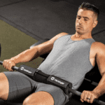 איש מאמן עם ריפוד למוט משקולות