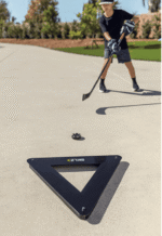 ילד משחק במגרש עם משולש מסירות הוקי