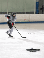 ילד משחק על קרח עם משולש מסירות הוקי