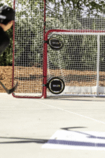 ילד משחק עם זוג דסקיות מטרה להוקי על גול