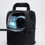 תיק צידנית שחור עם רוכסנים וחבילות קרח לבקבוקים