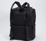 תיק צידנית שחור עם רוכסנים וחבילות קרח לבקבוקים