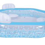 בריכה מתנפחת עם מושבים ומשענות