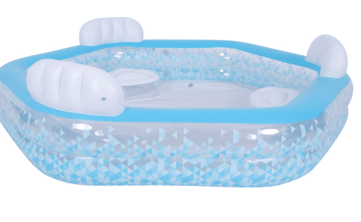 בריכה מתנפחת עם מושבים ומשענות