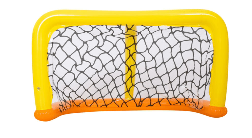 שער כדורגל מתנפח צף לבריכה