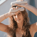 אישה מחזיקה משקולות ידיים צבע מדבר