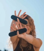 אישה מחזיקה משקולות ידיים צבע שחור